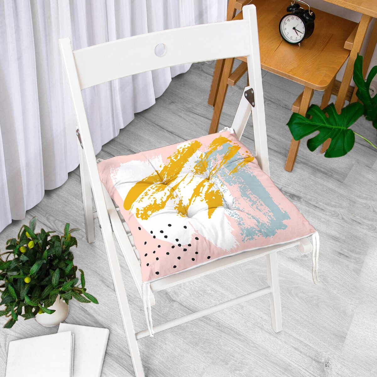 Pembe Zemin Üzerinde Sulu Boya Beyaz Ve Mavi Çizimli Özel Tasarım Pofuduk Sandalye Minderi Realhomes