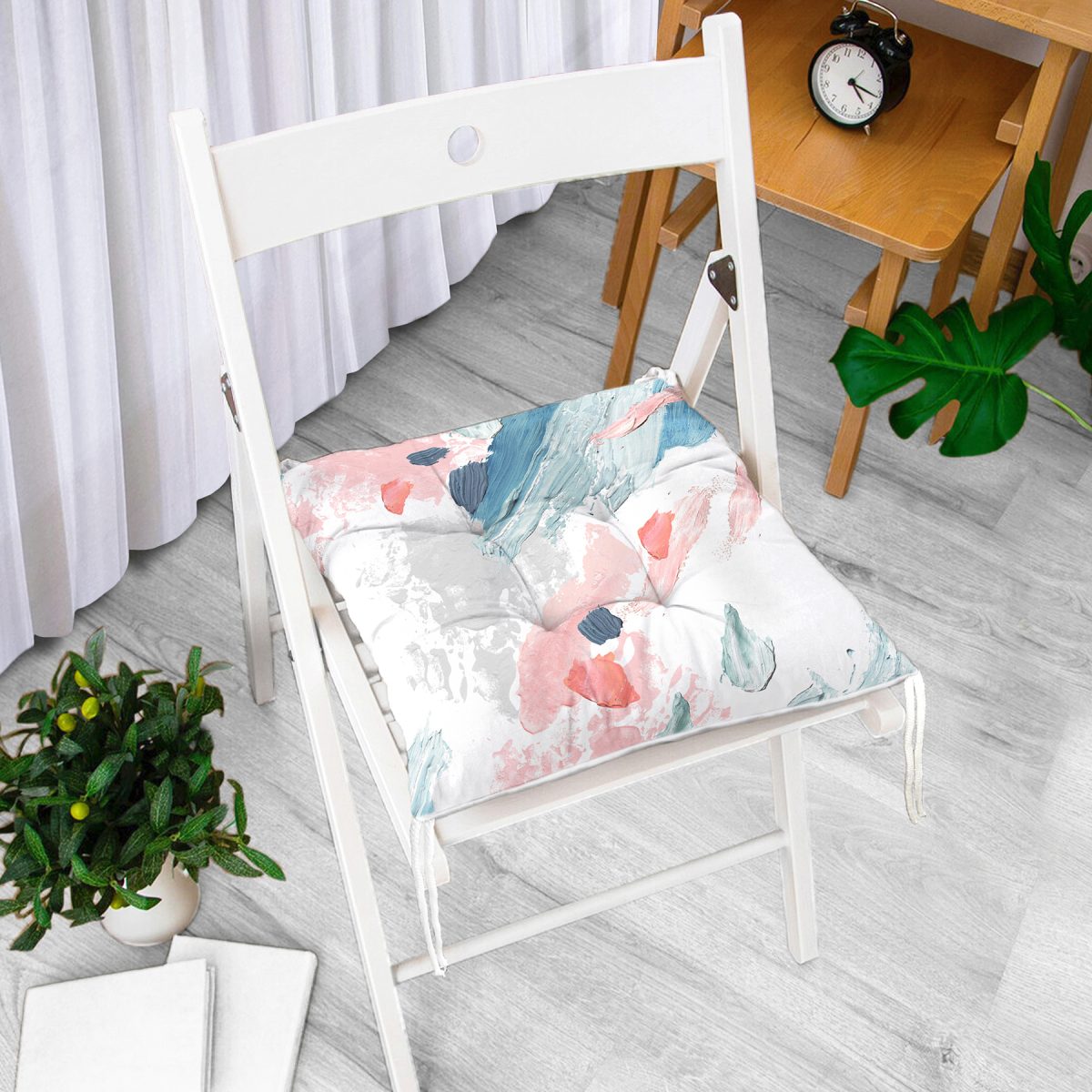 Beyaz Zeminde Sulu Boya Soyut Motifli Dekoratif Pofuduk Sandalye Minderi Realhomes
