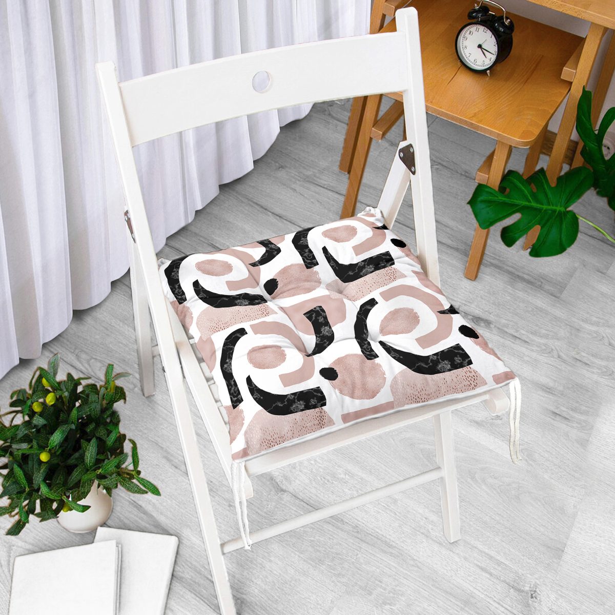 Beyaz Zeminde Soyut Geometrik Çizim Motifli Pofuduk Sandalye Minderi Realhomes