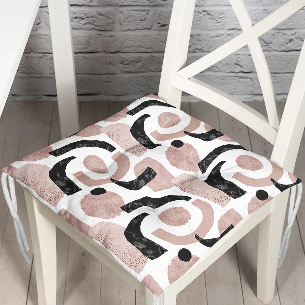 Beyaz Zeminde Soyut Geometrik Çizim Motifli Pofuduk Sandalye Minderi Realhomes