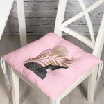 - P5310pembe-Gorsel - Realhomes  Pembe Zemin Üzerinde Gold Yaprak Motifli Dekoratif Pofuduk Sandalye Minderi Realhomes