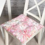 - P5311-Gorsel - Realhomes  Mermer Zemin Üzerinde Gold Aytıntı Temalı Pembe Tropik Yaprak Desenli Pofuduk Sandalye Minderi Realhomes
