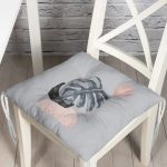 - P5320gri-Gorsel - Realhomes Gri Zemin Üzerinde Tropik Yaprak Desen Baskılı Pofuduk Sandalye Minderi Realhomes