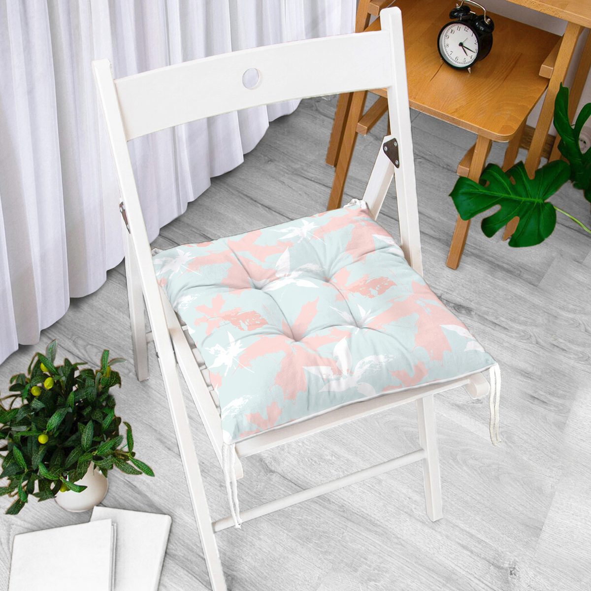 Renkli Zeminde Pembe Ve Beyaz Yaprak Motifli Dekoratif Pofuduk Sandalye Minderi Realhomes