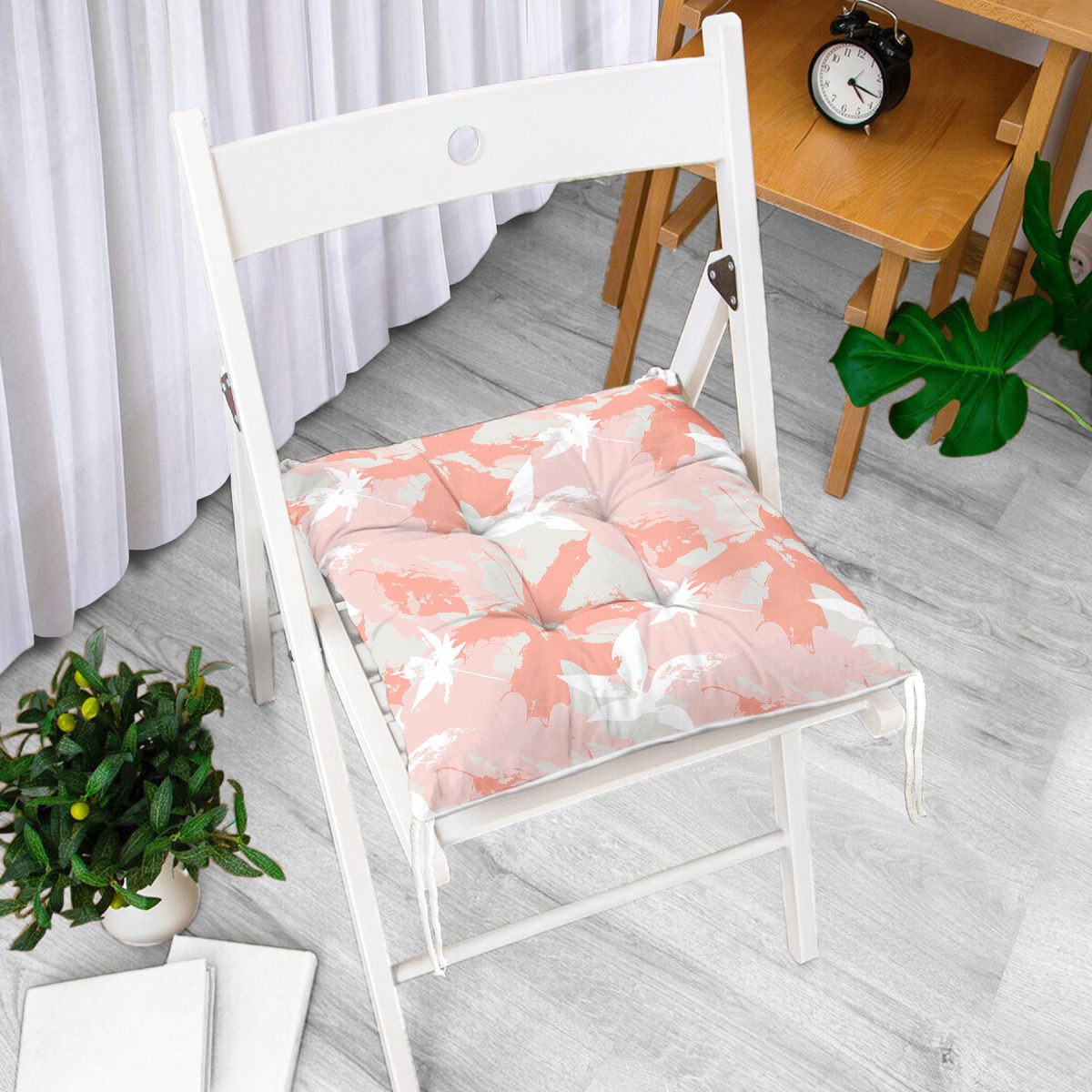 Gri Zemin Üzerinde Pembe Beyaz Yaprak Motifli Dekoratif Pofuduk Sandalye Minderi Realhomes
