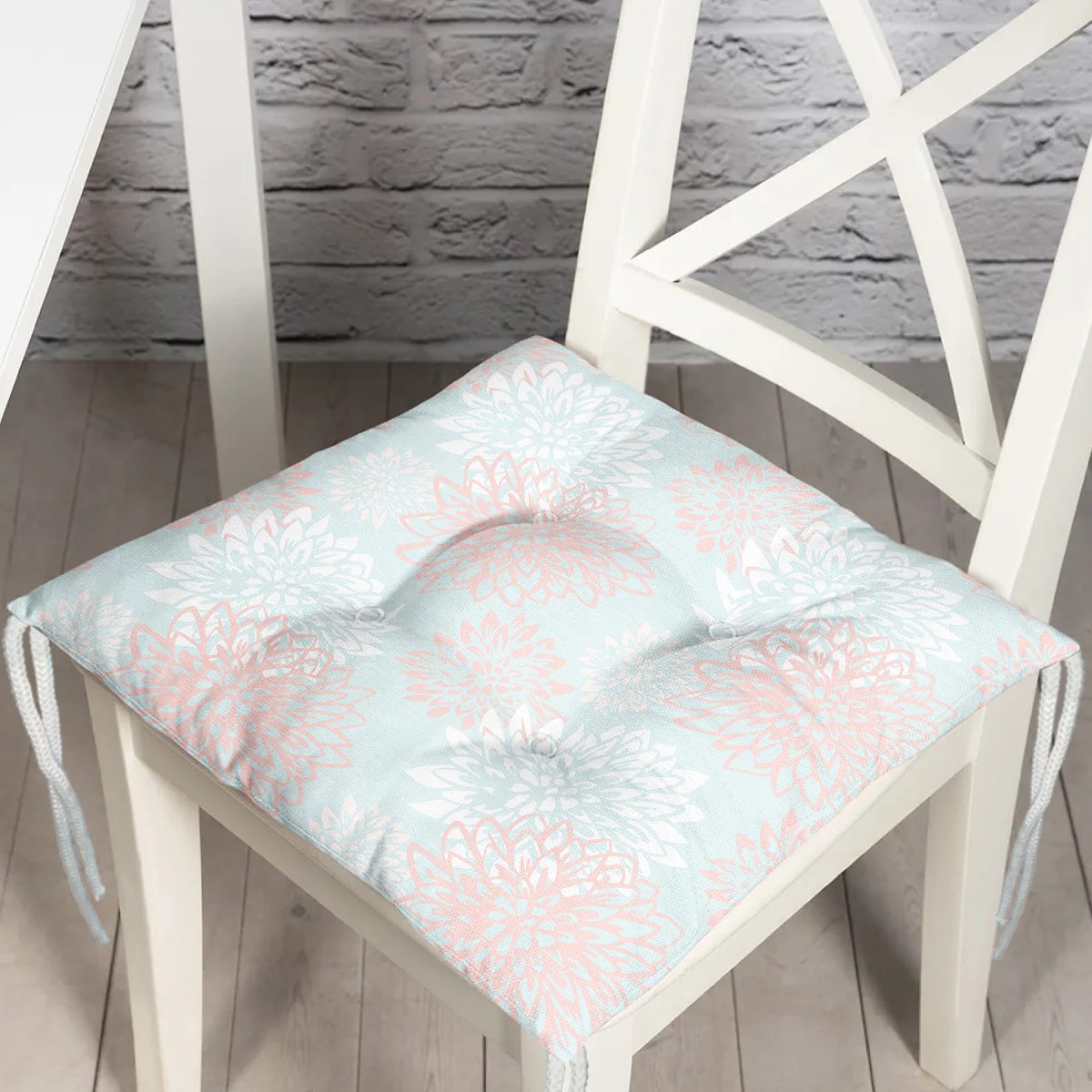 Mavi Zemin Üzerinde Beyaz Kırmızı Çiçek Tasarımlı Dekoratif Pofuduk Sandalye Minderi Realhomes