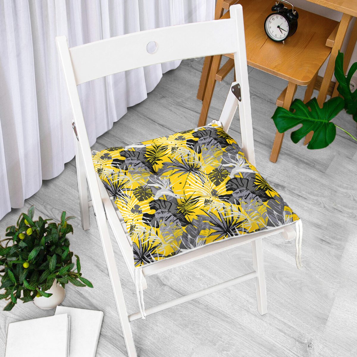 Sarı Zemin Üzerinde Beyaz Ve Gri Yaprak Motifli Pofuduk Sandalye Minderi Realhomes