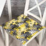 - P5367-Gorsel - Realhomes Sarı Zemin Üzerinde Beyaz Ve Gri Yaprak Motifli Pofuduk Sandalye Minderi Realhomes
