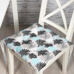 - P5381-Gorsel - Realhomes Mavi Zemin Üzerinde Siyah Kurumuş Yaprak Motifli Dekoratif Pofuduk Sandalye Minderi Realhomes