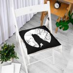 - P5428-Gorsel-1 - Realhomes  Siyah Zemin Üzerinde Kurt Desenli Pofuduk Sandalye Minderi Realhomes