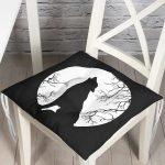 - P5428-Gorsel - Realhomes  Siyah Zemin Üzerinde Kurt Desenli Pofuduk Sandalye Minderi Realhomes