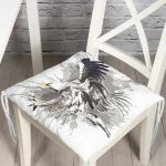 - P5429-Gorsel - Realhomes  Beyaz Zemin Üzerinde Kartal JK Motifli Pofuduk Sandalye Minderi Realhomes