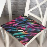 - P5525-Gorsel - Realhomes  Siyah Zemin Üzerinde Neon Zigzag Desenli Dekoratif Pofuduk Sandalye Minderi Realhomes