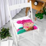 - P5613-Gorsel-1 - Realhomes  Sepet İçinde Pembe Şapkalı Sevimli Kedicik Dekoratif Pofuduk Sandalye Minderi Realhomes
