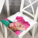 - P5613-Gorsel - Realhomes  Sepet İçinde Pembe Şapkalı Sevimli Kedicik Dekoratif Pofuduk Sandalye Minderi Realhomes