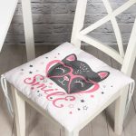 - P5691-Gorsel - Realhomes  Kalpli Gözlüklü Smile Kedicik Dijital Baskılı Pofuduk Sandalye Minderi Realhomes