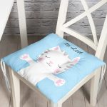 - P5692-Gorsel - Realhomes  Mavi Zeminde My Love Yazılı Sevimli Kedicik Desenli Dekoratif Pofuduk Sandalye Minderi Realhomes