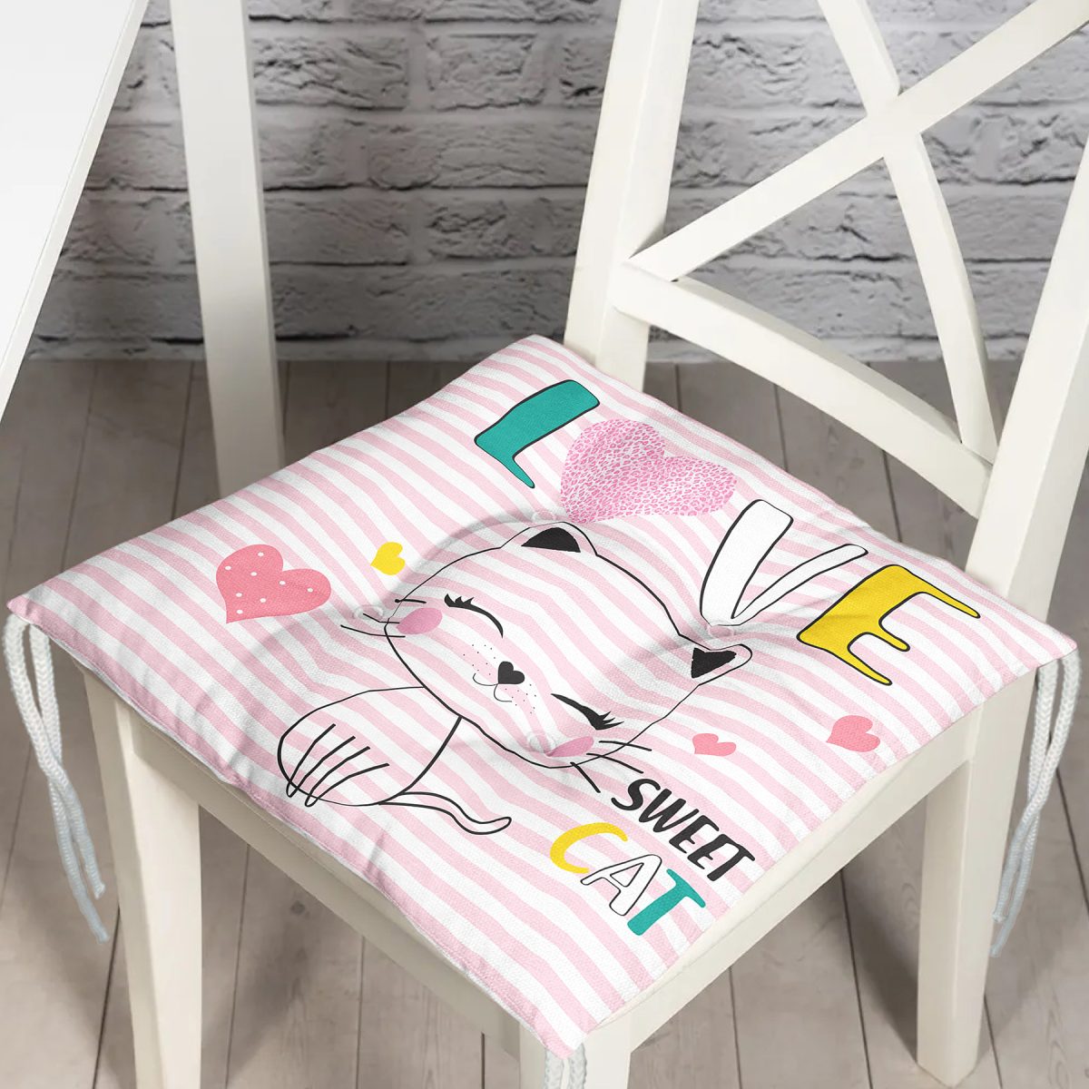 Pembe Çizgili Zeminde Sweet Cat Tasarımlı Pofuduk Sandalye Minderi Realhomes