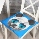- P5737-Gorsel - Realhomes  Mavi Zeminde Gözlüklü Cool Panda Motifli Dekoratif Pofuduk Sandalye Minderi Realhomes