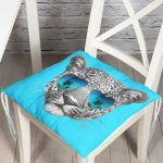 - P5738-Gorsel - Realhomes Mavi Zeminli Gözlüklü Cool Leopar Desenli Modern Pofuduk Sandalye Minderi Realhomes