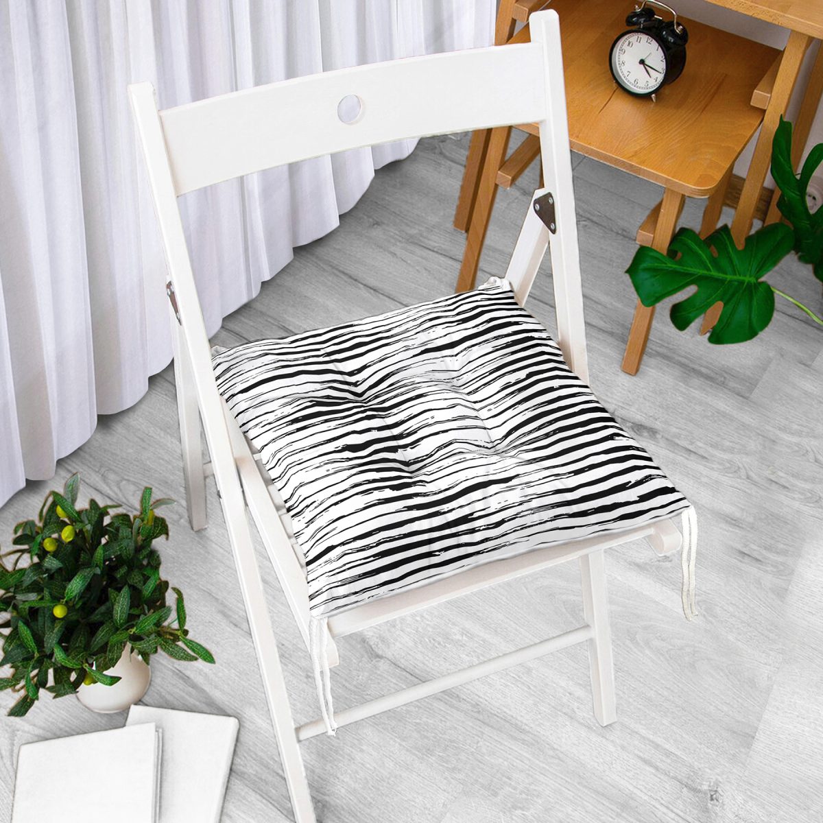 Siyah Beyaz Modern Çizgili Dekoratif Pofuduk Sandalye Minderi Realhomes