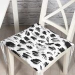 Beyaz Zeminde Anlamsız Çizgiler Motifli Pofuduk Sandalye Minderi Realhomes