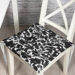 - P5766-Gorsel - Realhomes Beyaz Zeminde Anlamsız Çizgiler Desenli Pofuduk Sandalye Minderi Realhomes