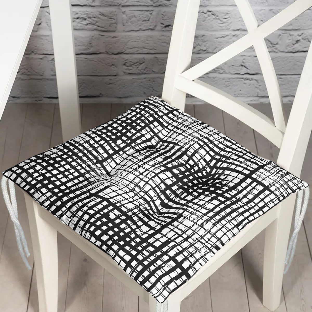 Siyah Beyaz Damalı Dekoratif Pofuduk Sandalye Minderi Realhomes