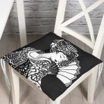 - P5805-Gorsel - Realhomes  Siyah Zeminde Gri Japon Kız Motifli Dekoratif Pofuduk Sandalye Minderi Realhomes