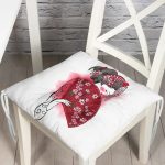 Kırmızı Yelpazeli Şaman Japon Kadın Motifli Pofuduk Sandalye Minderi Realhomes