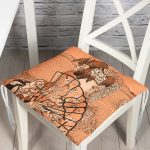 - P5817-Gorsel - Realhomes Koyu Buğday Zeminli Masum Şaman Kadın Modern Pofuduk Sandalye Minderi Realhomes