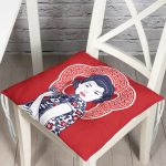 - P5819-Gorsel - Realhomes  Kırmızı Zeminli Köpek Tutan Hanım Desenli Modern Pofuduk Sandalye Minderi Realhomes