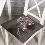 - P5825-Gorsel - Realhomes Gri Zemin Desenli Siyahi Kadın Motifli Pofuduk Sandalye Minderi Realhomes