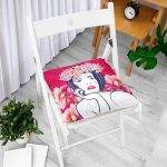 - P5853-Gorsel-1 - Realhomes Çiçek Taçlı Japon Kadın Figürlü Dekoratif Pofuduk Sandalye Minderi Realhomes