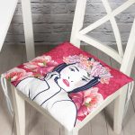 - P5853-Gorsel - Realhomes Çiçek Taçlı Japon Kadın Figürlü Dekoratif Pofuduk Sandalye Minderi Realhomes