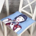 - P5854-Gorsel - Realhomes Fotoğraf Çeken Japon Kız Motifli Pofuduk Sandalye Minderi Realhomes