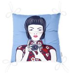 - P5854-Gorsel-2 - Realhomes Fotoğraf Çeken Japon Kız Motifli Pofuduk Sandalye Minderi Realhomes