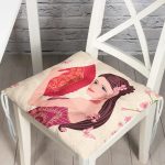 - P5859-Gorsel - Realhomes  Pembe Yelpazeli Kadın Motifli Pofuduk Sandalye Minderi Realhomes