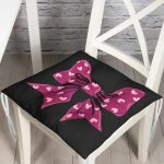 Siyah Zemin Pembe Kurdele Tasarımlı Dijital Baskılı Modern Pofuduk Sandalye Minderi Realhomes