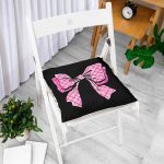 - Pofi-10099-Gorsel-1 - Realhomes Siyah Zemin Pembe Kurdele Tasarımlı Dijital Baskılı Modern Pofuduk Sandalye Minderi Realhomes