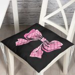 - Pofi-10099-Gorsel - Realhomes Siyah Zemin Pembe Kurdele Tasarımlı Dijital Baskılı Modern Pofuduk Sandalye Minderi Realhomes