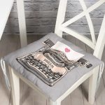 - Pofi-10142-Gorsel - Realhomes  Gri Zemin Antika Daktilo Çizimli Dijital Baskılı Modern Pofuduk Sandalye Minderi Realhomes