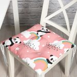 - Print - Realhomes  Pembe Zeminde Bulutlar Ve Panda Dijital Baskılı Özel Tasarım Modern Pofuduk Sandalye Minderi Realhomes