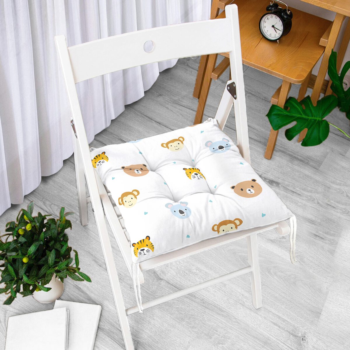 Beyaz Zeminde Sevimli Hayvanlar Desenli Dijital Baskılı Özel Tasarım Modern Pofuduk Sandalye Minderi Realhomes