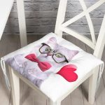 - Pofi-225-Gorsel - Realhomes Kedili Dijital Baskılı Modern Pofuduk Sandalye Minderi Realhomes