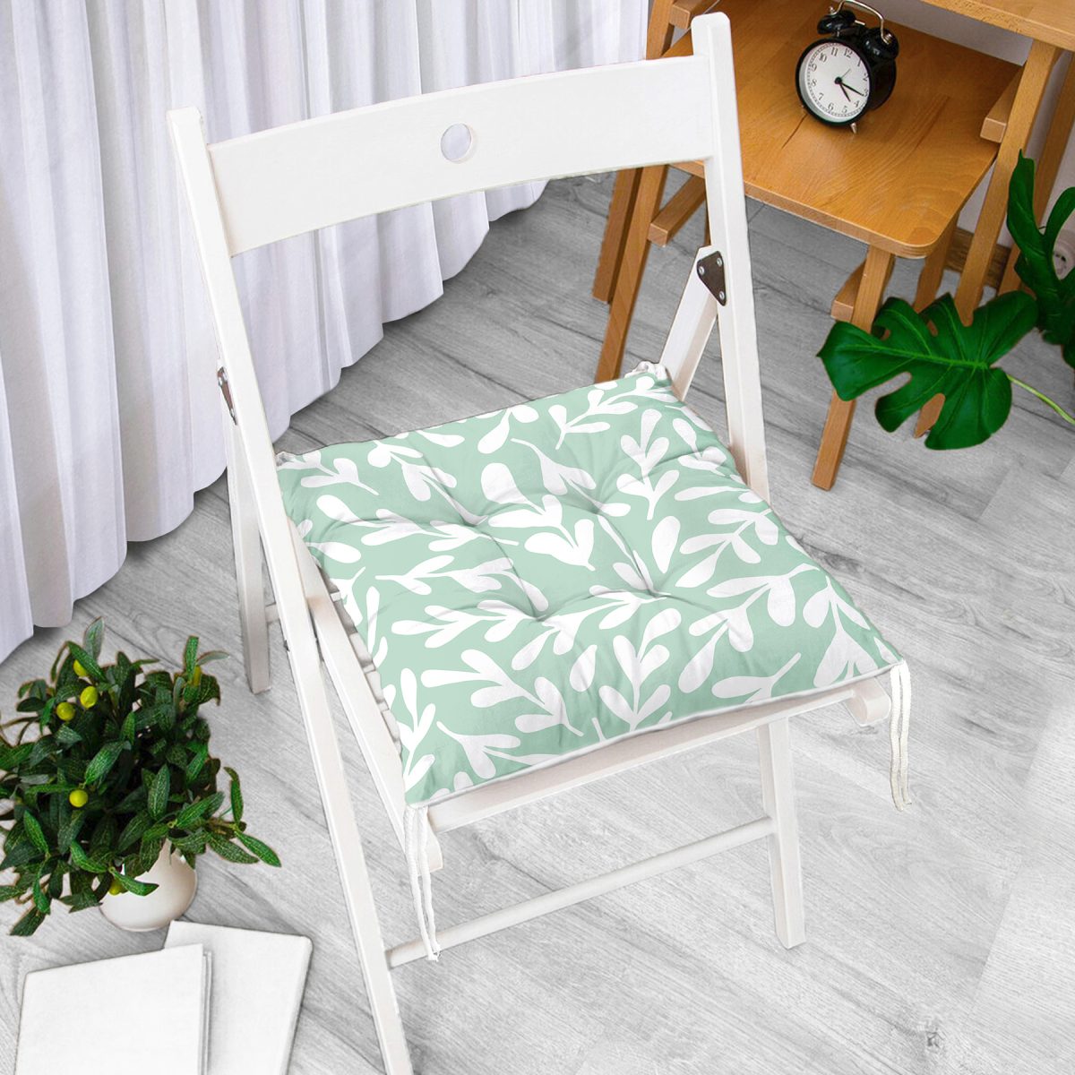 Mint Yeşili Zeminli Yaprak Motifli Dijital Baskılı Pofuduk Sandalye Minderi Realhomes