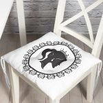 - Pofi-2334-Gorsel - Realhomes  Siyah Beyaz Bayan Resimli Dijital Pofuduk Sandalye Minderi Realhomes