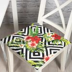 - Pofi-2345-Gorsel - Realhomes Geometrik Zeminde Çiçek Desenli Pofuduk Sandalye Minderi Realhomes