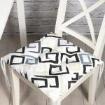 - Pofi-2381-Gorsel - Realhomes  Gri Siyah Labirent Çizimli Modern Dijital Baskılı Pofuduk Sandalye Minderi Realhomes