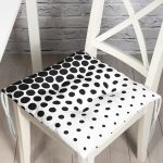 - Pofi-2416-Gorsel - Realhomes Siyah Beyaz İri Puanlı Pofuduk Sandalye Minderi Realhomes